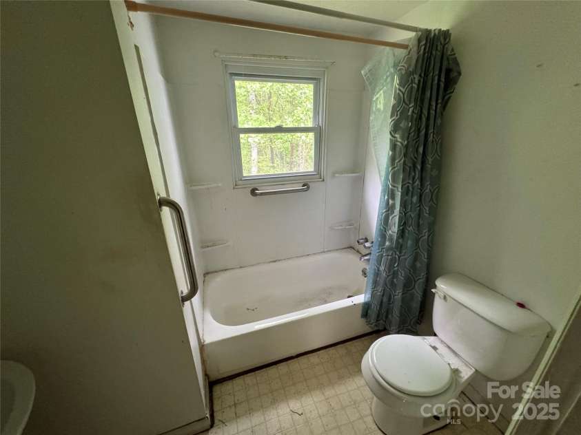 338 Eastview Place, Lenoir, NC 28645.  MLS# CAR4250050, YatesRealty ID 7662. 