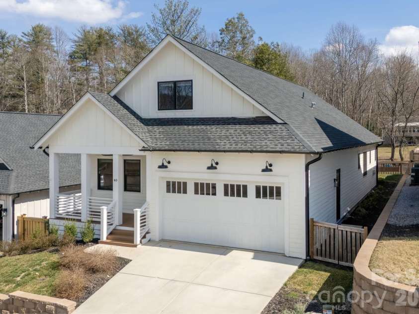 40 Hidden Pond Lane, Brevard, NC 28712.  MLS# CAR4355096, YatesRealty ID 7664. Arts & Crafts style