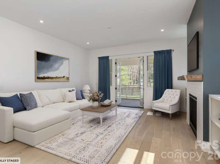 40 Hidden Pond Lane, Brevard, NC 28712.  MLS# CAR4355096, YatesRealty ID 7664. Living Room