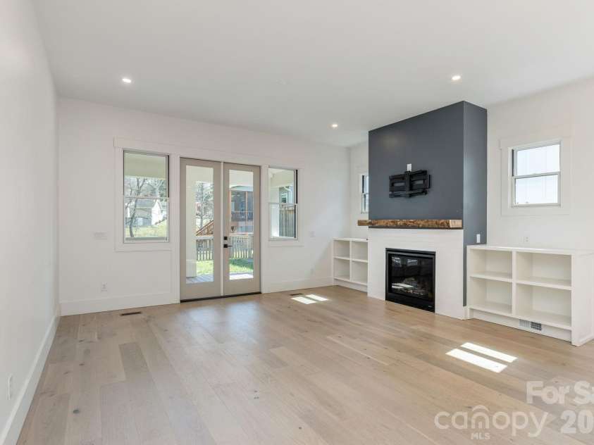 40 Hidden Pond Lane, Brevard, NC 28712.  MLS# CAR4355096, YatesRealty ID 7664. Living Room