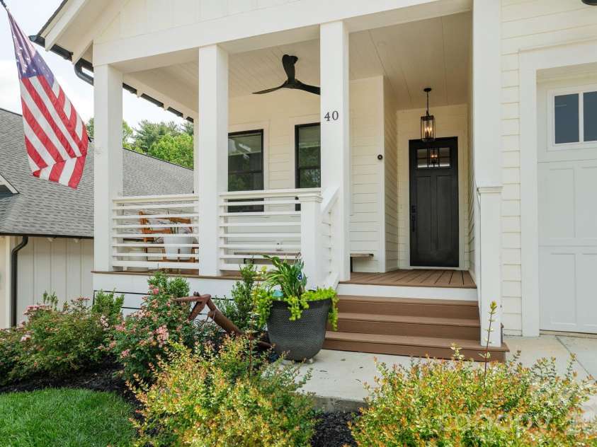 40 Hidden Pond Lane, Brevard, NC 28712.  MLS# CAR4355096, YatesRealty ID 7664. Low Maintenance Front Yard