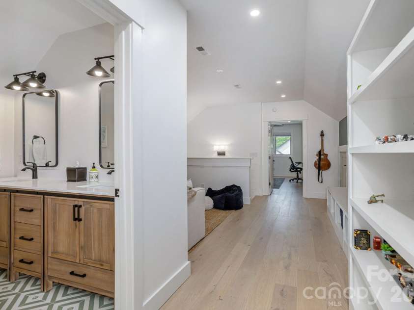 40 Hidden Pond Lane, Brevard, NC 28712.  MLS# CAR4355096, YatesRealty ID 7664. Second floor bathroom