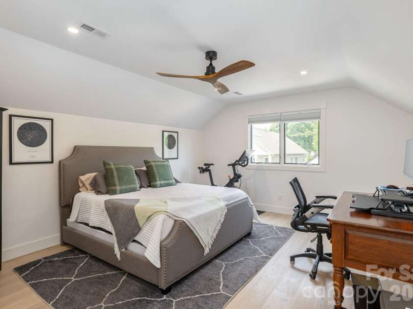 40 Hidden Pond Lane, Brevard, NC 28712.  MLS# CAR4355096, YatesRealty ID 7664. Second floor guest bedroom