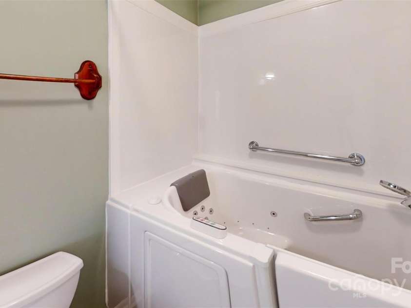 61 Bull Mountain Road, Asheville, NC 28805.  MLS# CAR4216001, YatesRealty ID 7664. Luxury whirlpool tub/shower