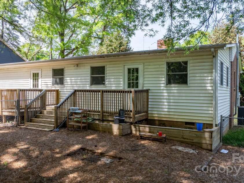 536 Hartness Road, Statesville, NC 28677.  MLS# CAR4249426, YatesRealty ID 7668. 