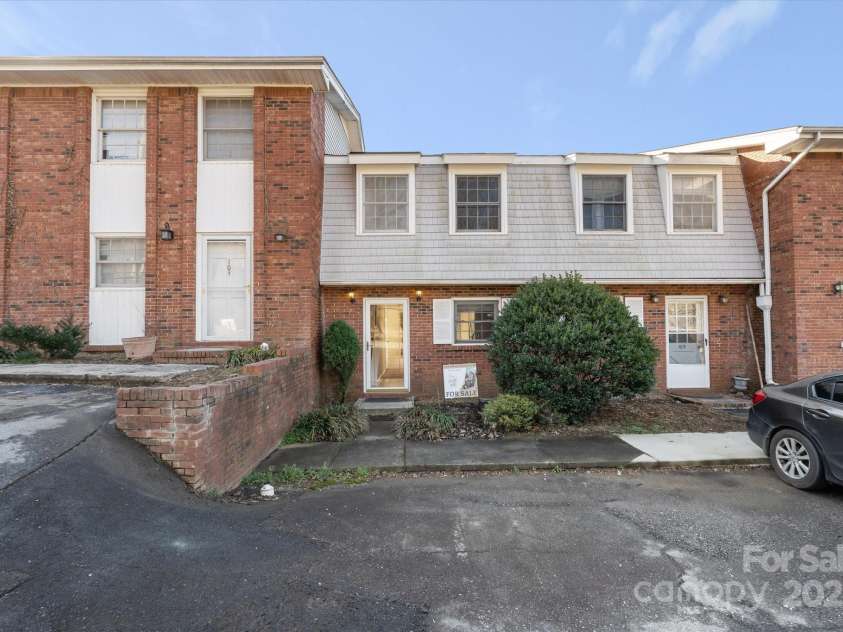 104 Southway Garden Road, Arden, NC 28704.  MLS# CAR4210833, YatesRealty ID 7669. Welcome Home!