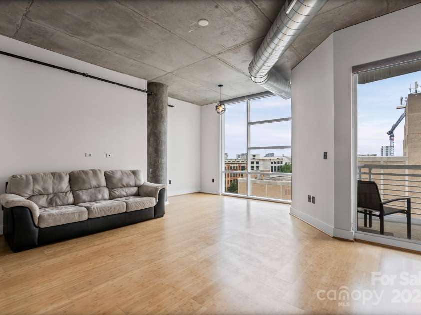 505 6th Street, Charlotte, NC 28202.  MLS# CAR4288652, YatesRealty ID 767. Abundant Natural Light and Wall of Windows