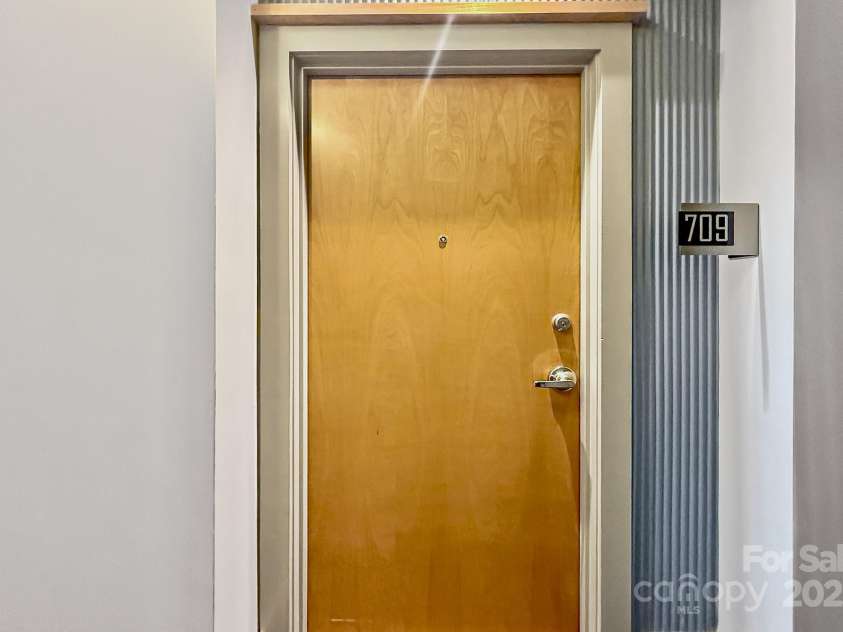 505 6th Street, Charlotte, NC 28202.  MLS# CAR4288652, YatesRealty ID 767. Desirable Location on 7th Floor with Downtown Views