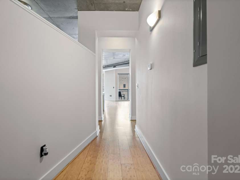 505 6th Street, Charlotte, NC 28202.  MLS# CAR4288652, YatesRealty ID 767. Inviting Foyer Entrance to Beautiful Unit