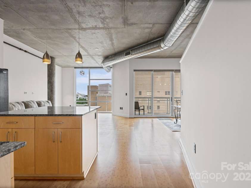 505 6th Street, Charlotte, NC 28202.  MLS# CAR4288652, YatesRealty ID 767. Spacious Open Layout with Resilient Bamboo Floors