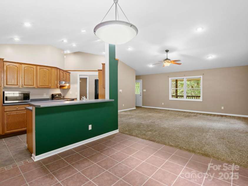 515 Pond Road, Asheville, NC 28806.  MLS# CAR4180837, YatesRealty ID 7674. A large dining area and a breakfast bar area fit for the whole family!