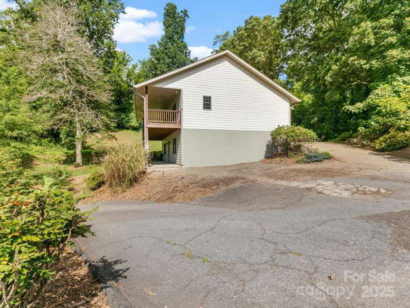 515 Pond Road, Asheville, NC 28806.  MLS# CAR4180837, YatesRealty ID 7674. Plenty of parking for all your guests!