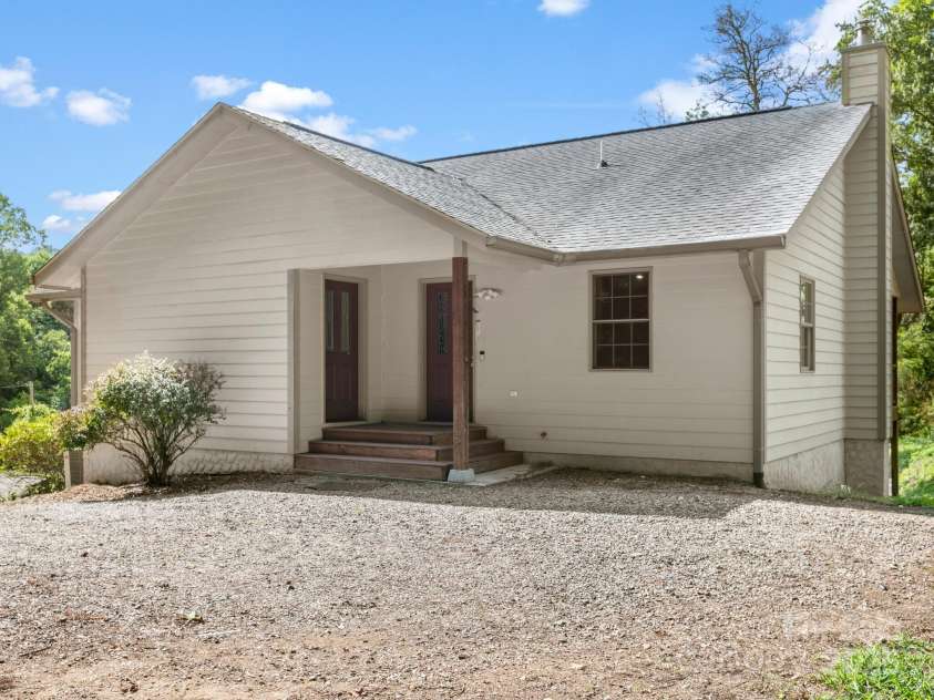 515 Pond Road, Asheville, NC 28806.  MLS# CAR4302486, YatesRealty ID 7674. Covered kitchen and laundry room/mudroom entrance