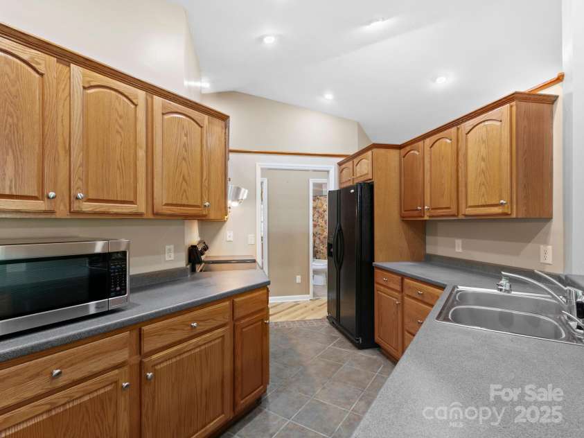 515 Pond Road, Asheville, NC 28806.  MLS# CAR4302486, YatesRealty ID 7674. Deluxe kitchen with expansive cabinetry