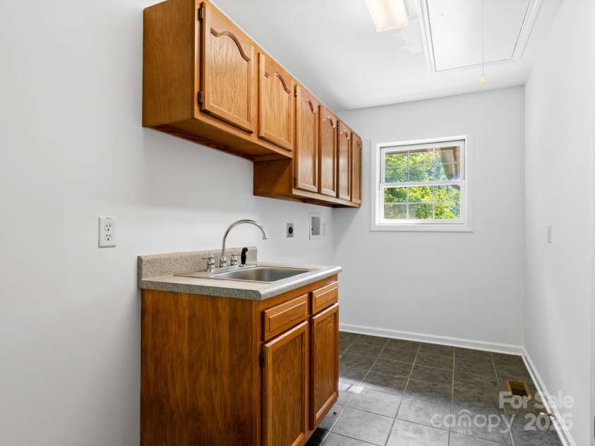 515 Pond Road, Asheville, NC 28806.  MLS# CAR4302486, YatesRealty ID 7674. Huge laundry/mud room 