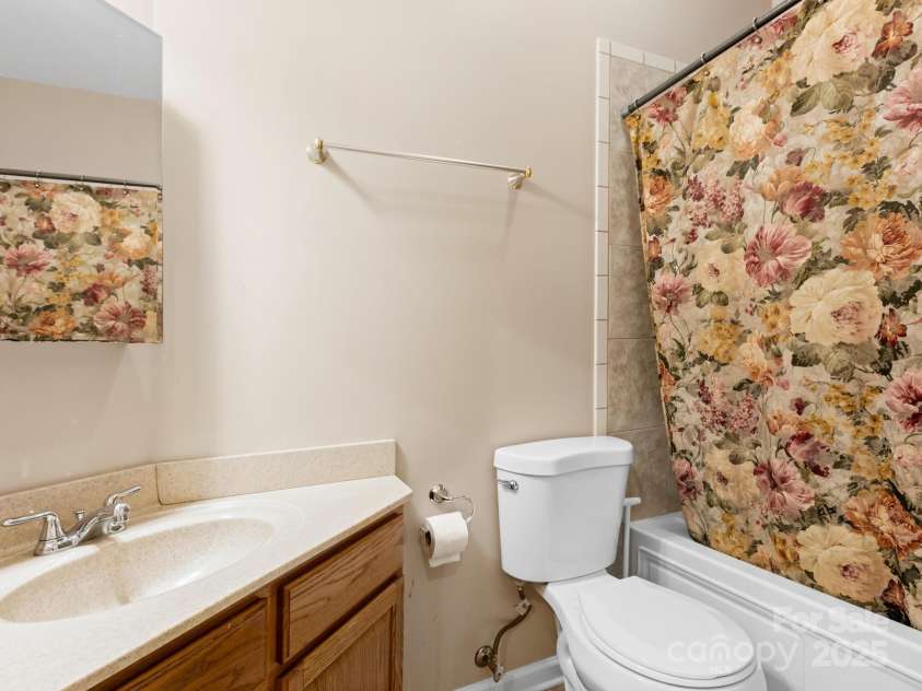 515 Pond Road, Asheville, NC 28806.  MLS# CAR4302486, YatesRealty ID 7674. Second full bathroom on main level. 