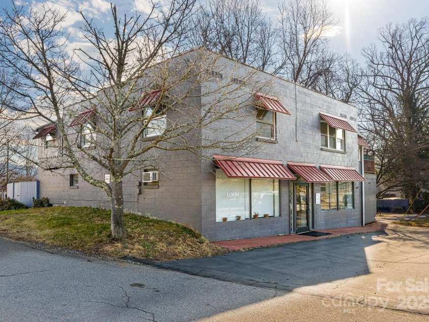 115 Elk Mountain Road, Asheville, NC 28804.  MLS# CAR4219629, YatesRealty ID 7675. 115 Elk Mountain - A neighborhood icon