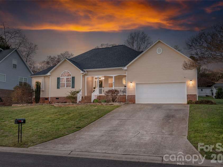 108 Deerfield Drive, Mount Holly, NC 28120.  MLS# CAR4352609, YatesRealty ID 7676. 