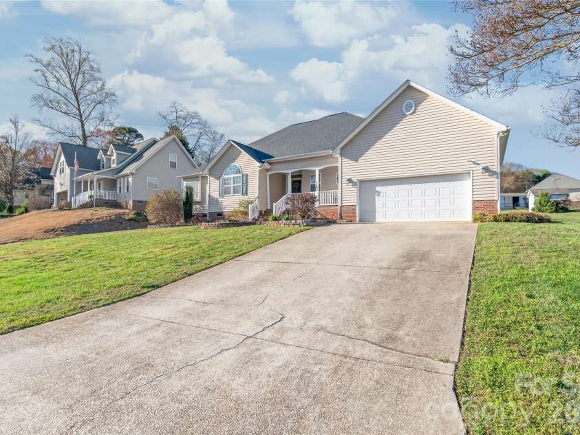 108 Deerfield Drive, Mount Holly, NC 28120.  MLS# CAR4352609, YatesRealty ID 7676. 
