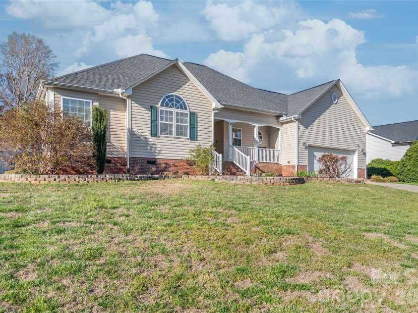 108 Deerfield Drive, Mount Holly, NC 28120.  MLS# CAR4352609, YatesRealty ID 7676. 