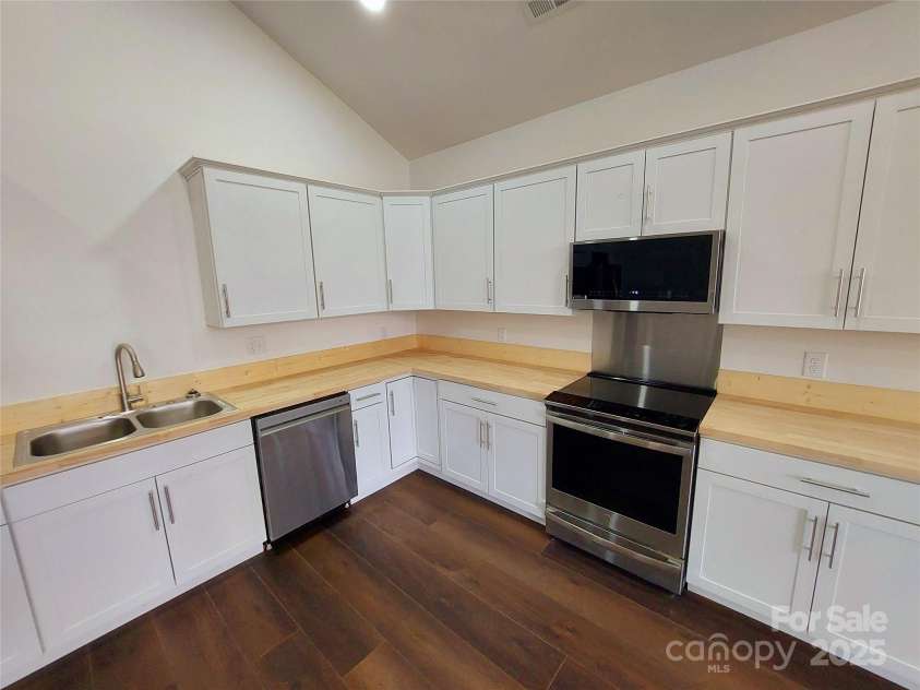 401 Constant Lane, Columbus, NC 28722.  MLS# CAR4258257, YatesRealty ID 768. 