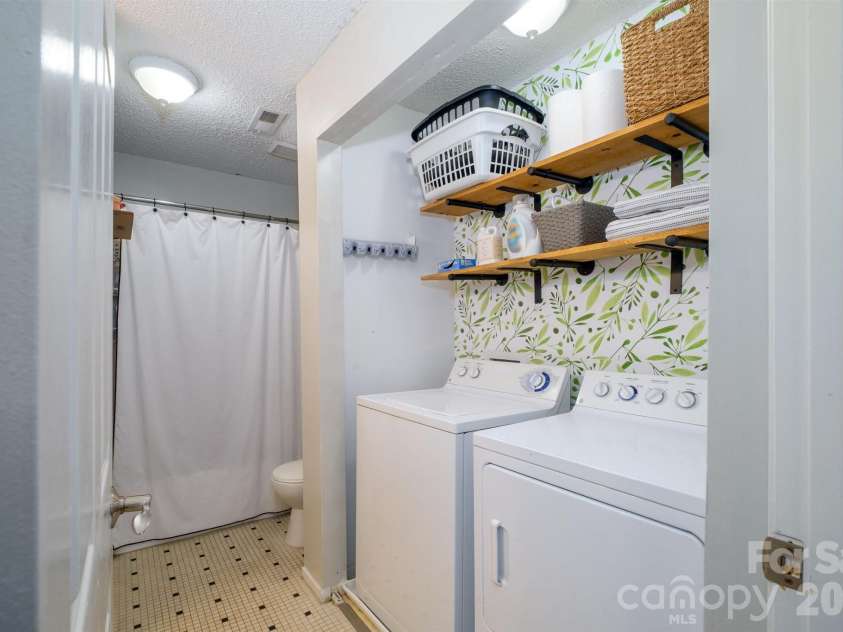 2508 Cranbrook Lane, Charlotte, NC 28207.  MLS# CAR4343080, YatesRealty ID 7690. 