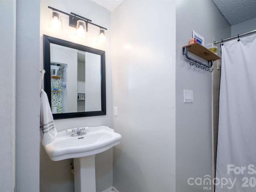 2508 Cranbrook Lane, Charlotte, NC 28207.  MLS# CAR4343080, YatesRealty ID 7690. 