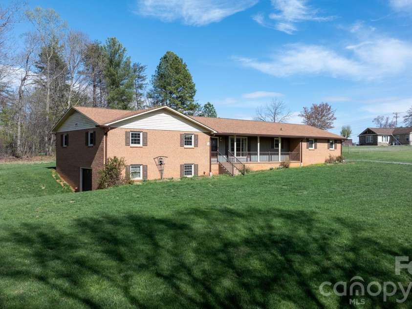 5515 Chestnut Drive, Hickory, NC 28602.  MLS# CAR4359221, YatesRealty ID 7691. 