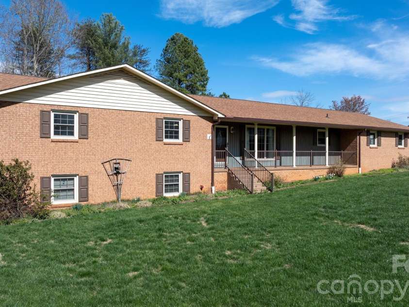 5515 Chestnut Drive, Hickory, NC 28602.  MLS# CAR4359221, YatesRealty ID 7691. 