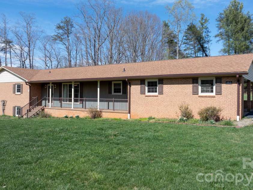 5515 Chestnut Drive, Hickory, NC 28602.  MLS# CAR4359221, YatesRealty ID 7691. 