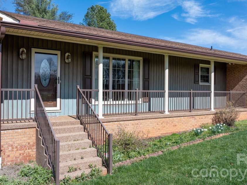 5515 Chestnut Drive, Hickory, NC 28602.  MLS# CAR4359221, YatesRealty ID 7691. 