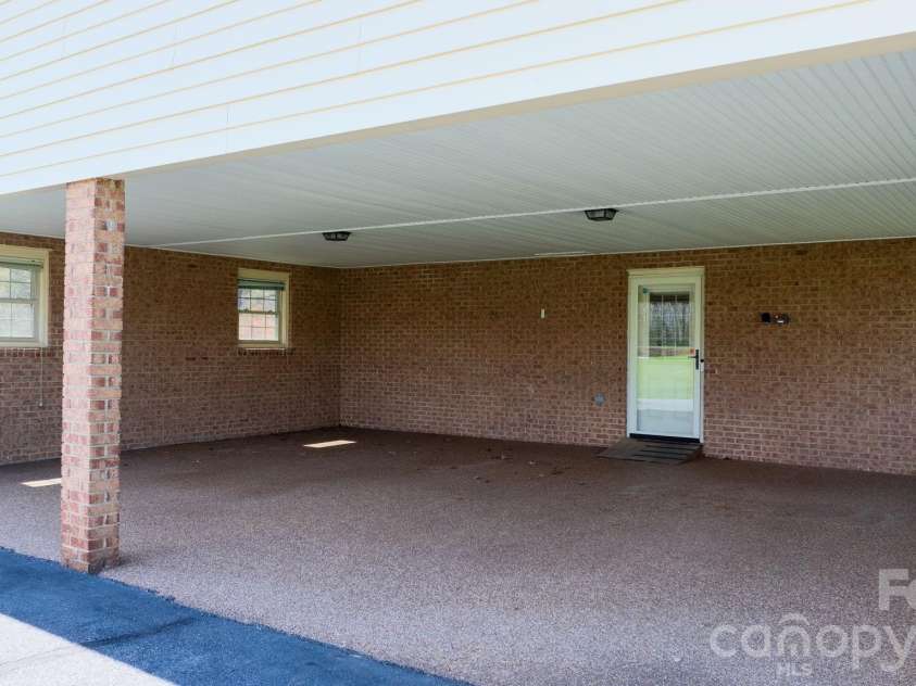 5515 Chestnut Drive, Hickory, NC 28602.  MLS# CAR4359221, YatesRealty ID 7691. 