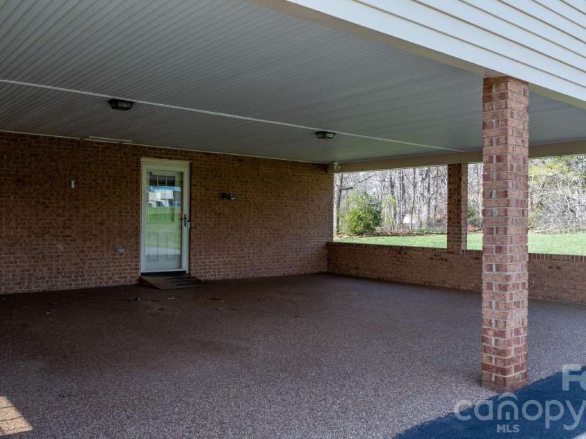 5515 Chestnut Drive, Hickory, NC 28602.  MLS# CAR4359221, YatesRealty ID 7691. 