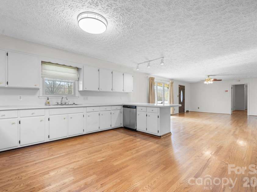 5515 Chestnut Drive, Hickory, NC 28602.  MLS# CAR4359221, YatesRealty ID 7691. 