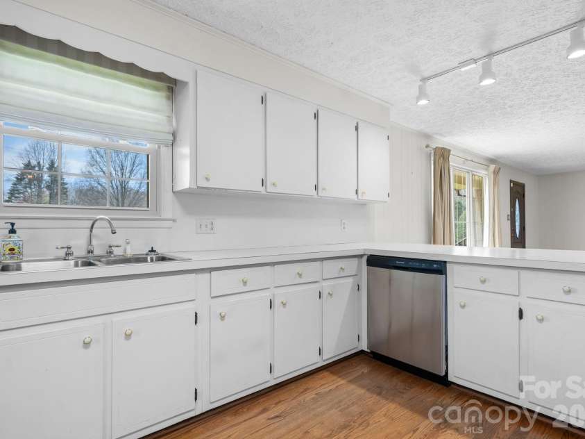 5515 Chestnut Drive, Hickory, NC 28602.  MLS# CAR4359221, YatesRealty ID 7691. 