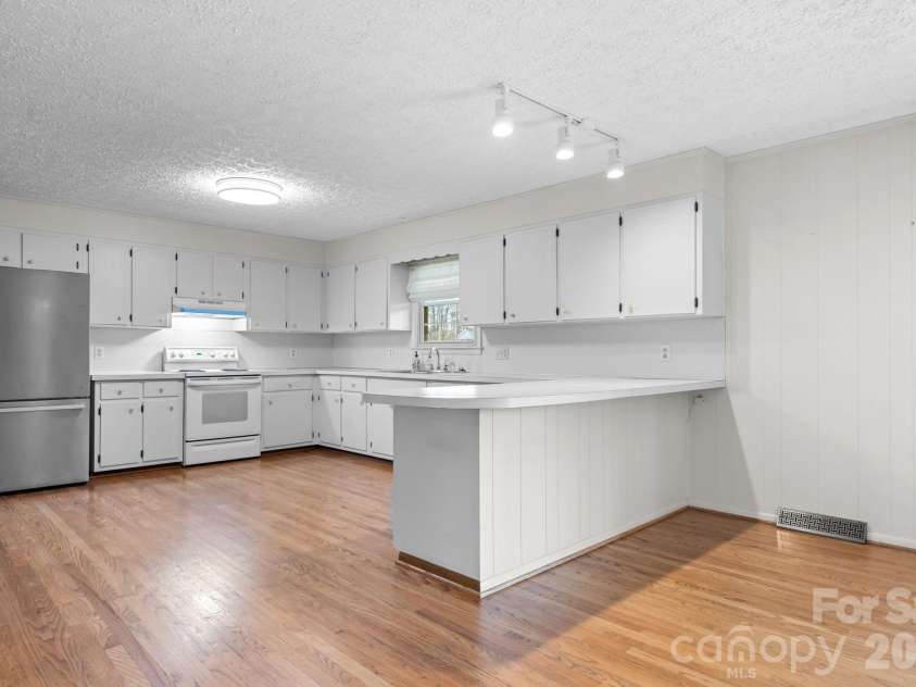 5515 Chestnut Drive, Hickory, NC 28602.  MLS# CAR4359221, YatesRealty ID 7691. 
