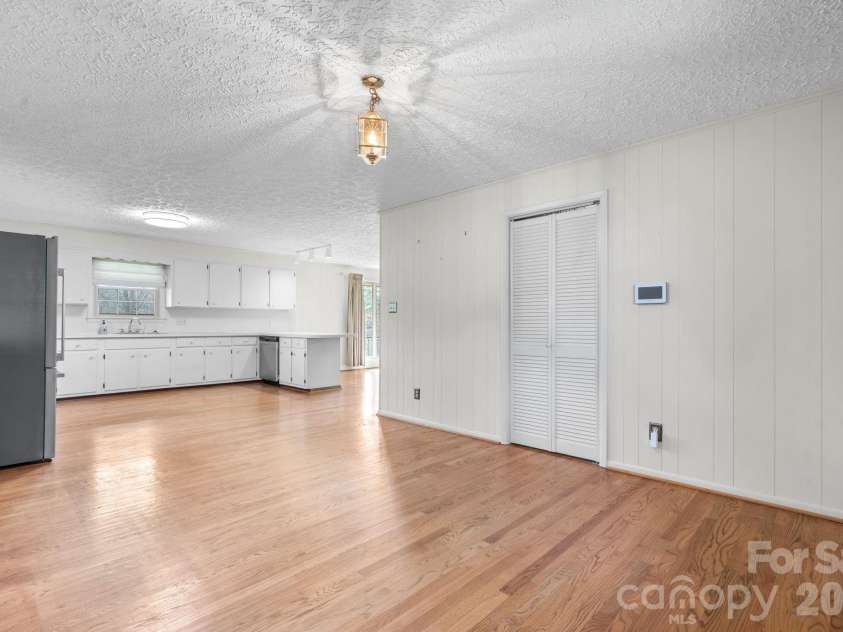 5515 Chestnut Drive, Hickory, NC 28602.  MLS# CAR4359221, YatesRealty ID 7691. 