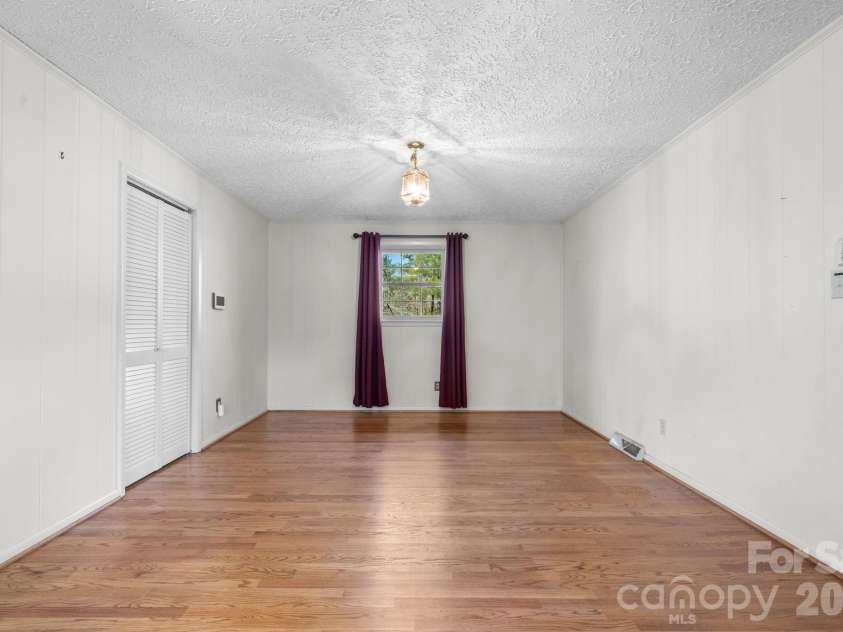 5515 Chestnut Drive, Hickory, NC 28602.  MLS# CAR4359221, YatesRealty ID 7691. 