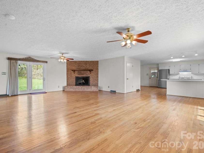 5515 Chestnut Drive, Hickory, NC 28602.  MLS# CAR4359221, YatesRealty ID 7691. 