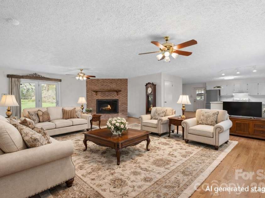 5515 Chestnut Drive, Hickory, NC 28602.  MLS# CAR4359221, YatesRealty ID 7691. 