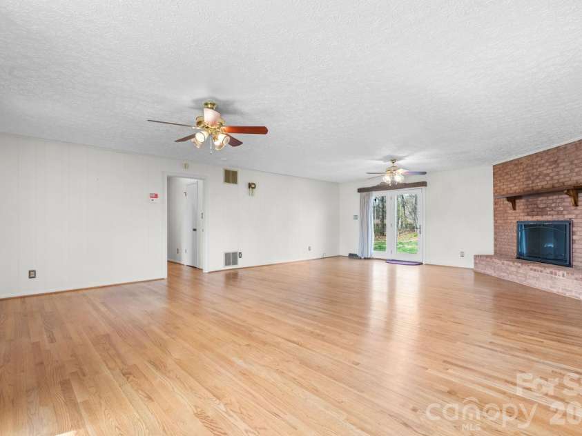 5515 Chestnut Drive, Hickory, NC 28602.  MLS# CAR4359221, YatesRealty ID 7691. 