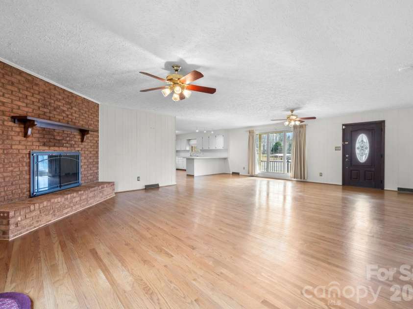 5515 Chestnut Drive, Hickory, NC 28602.  MLS# CAR4359221, YatesRealty ID 7691. 