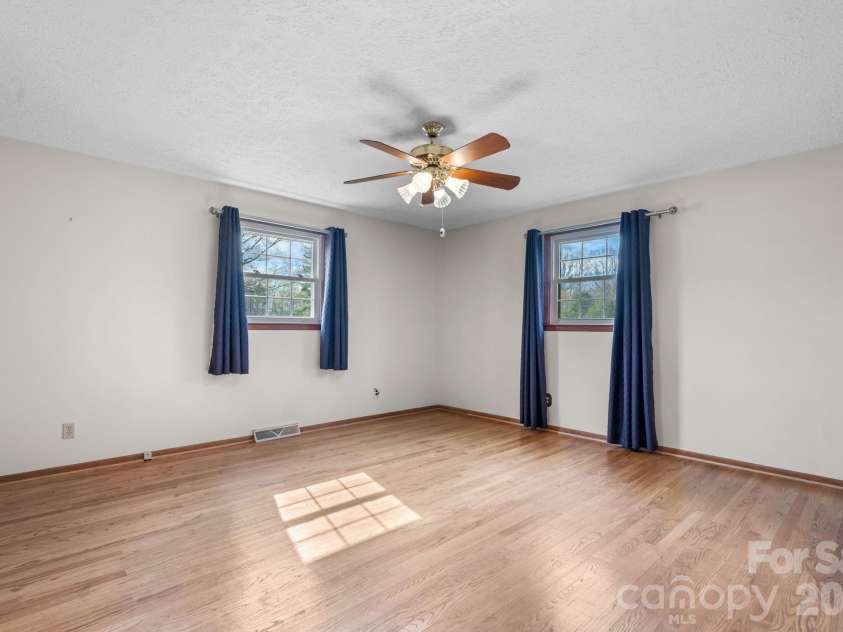 5515 Chestnut Drive, Hickory, NC 28602.  MLS# CAR4359221, YatesRealty ID 7691. 