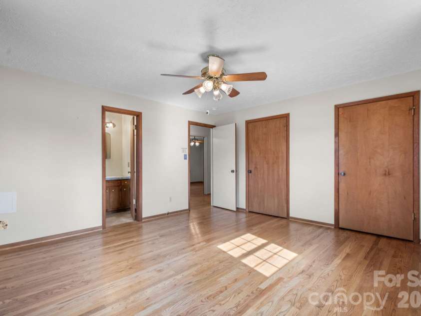 5515 Chestnut Drive, Hickory, NC 28602.  MLS# CAR4359221, YatesRealty ID 7691. 