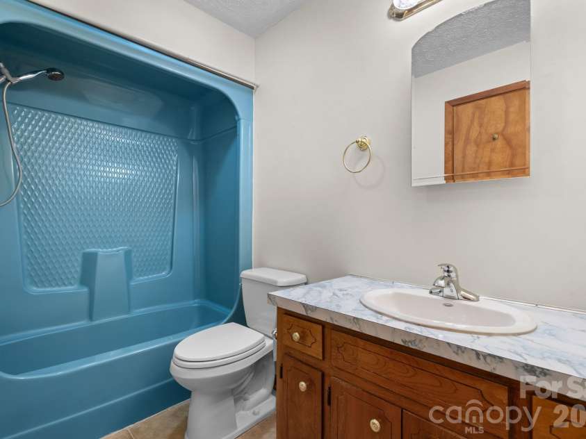 5515 Chestnut Drive, Hickory, NC 28602.  MLS# CAR4359221, YatesRealty ID 7691. 