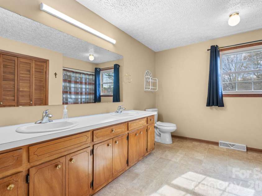 5515 Chestnut Drive, Hickory, NC 28602.  MLS# CAR4359221, YatesRealty ID 7691. 