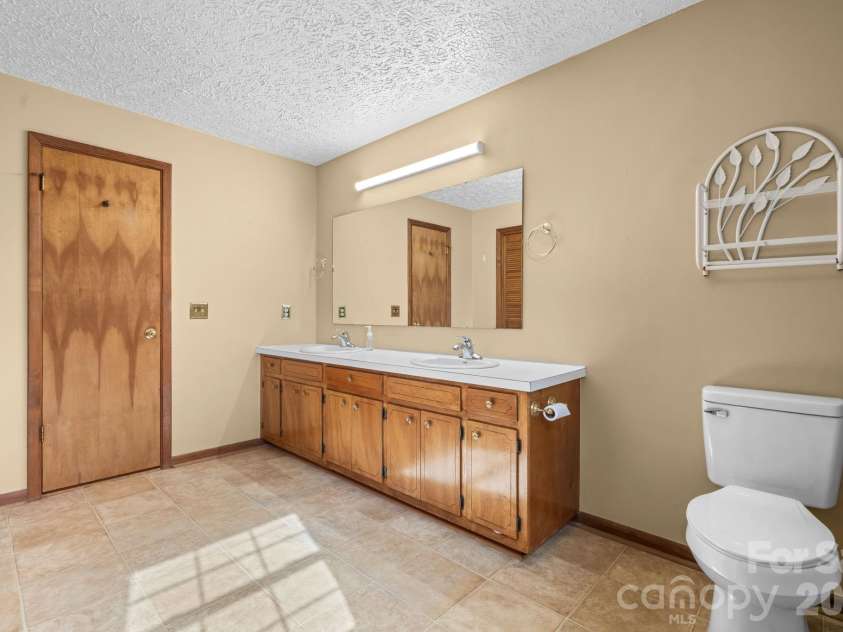 5515 Chestnut Drive, Hickory, NC 28602.  MLS# CAR4359221, YatesRealty ID 7691. 