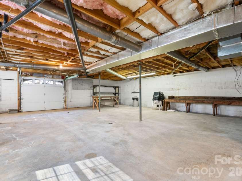 5515 Chestnut Drive, Hickory, NC 28602.  MLS# CAR4359221, YatesRealty ID 7691. 