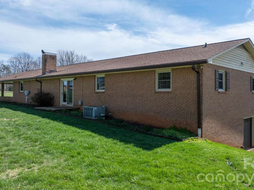 5515 Chestnut Drive, Hickory, NC 28602.  MLS# CAR4359221, YatesRealty ID 7691. 