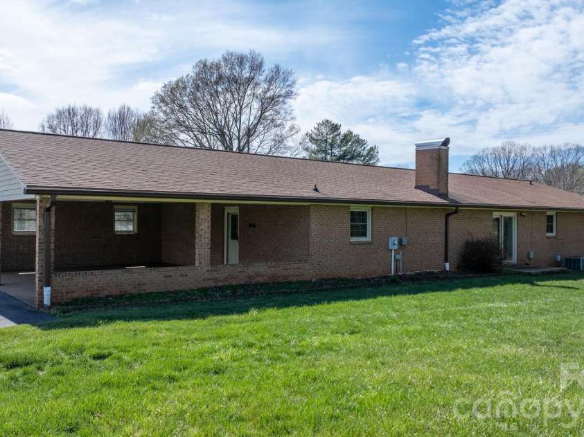 5515 Chestnut Drive, Hickory, NC 28602.  MLS# CAR4359221, YatesRealty ID 7691. 